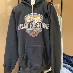 Prairie Mountain-Mount Rushmore hoodie. Black M - NWT